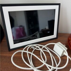 Aura Digital Photo Frame with Charger